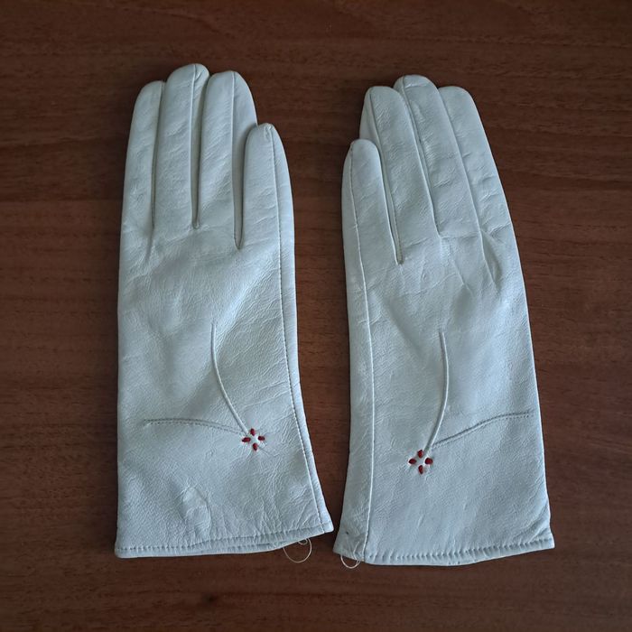 Рукавички білі шкіряні.