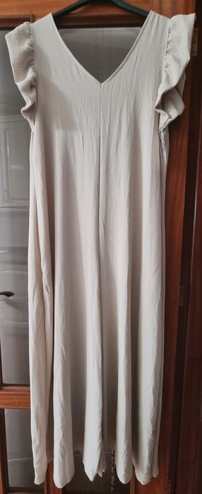 Macacão bege comprido, com folhos nos ombros. TU