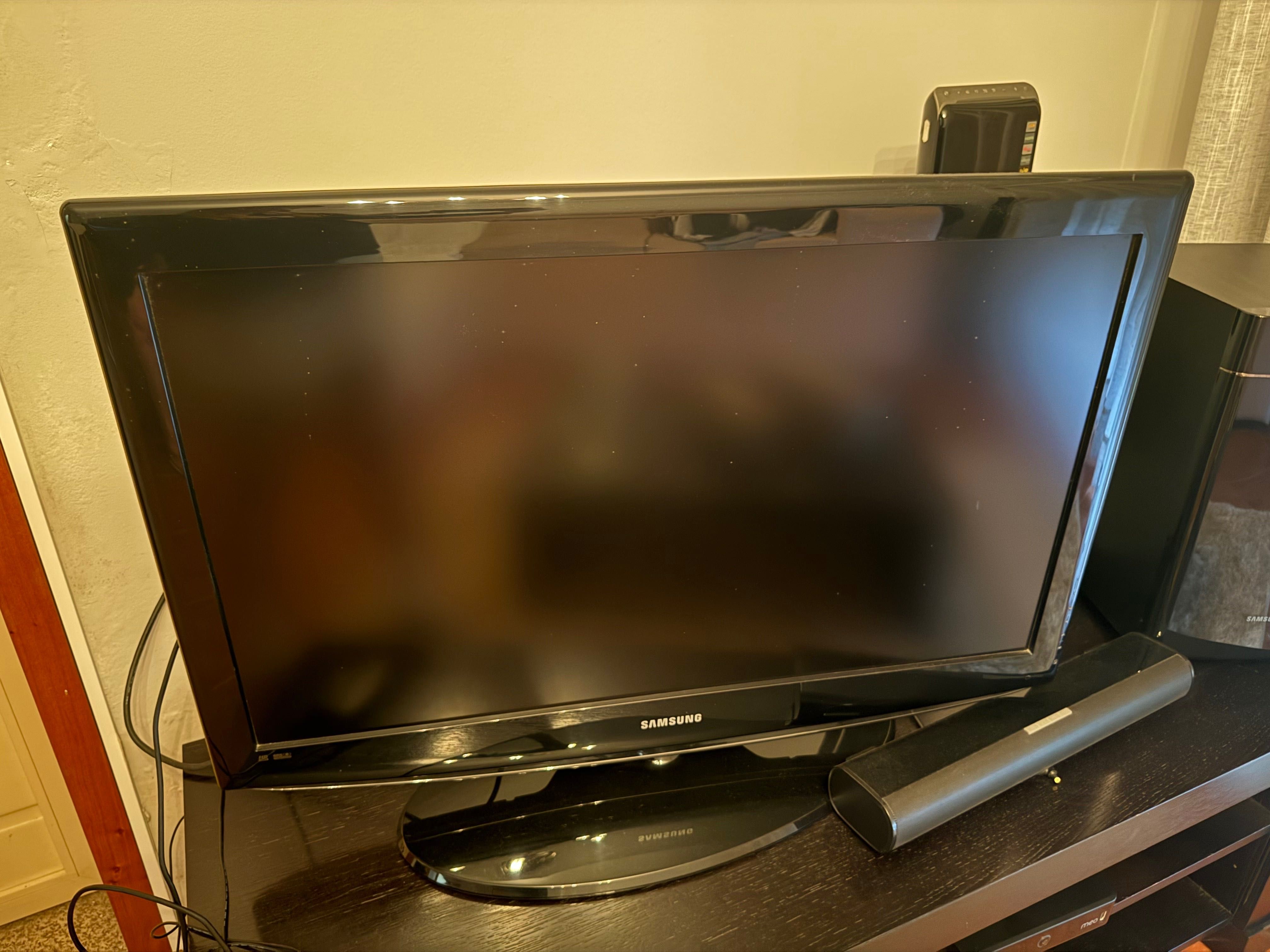 Televisão Samsung com sistema de som e leitor DVD