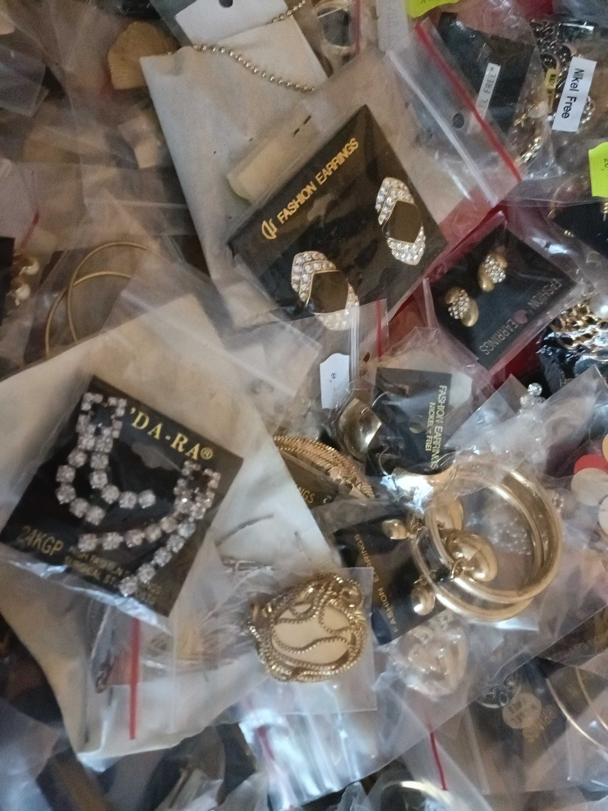 Biżuteria około 2000 SZTUK Naszyjniki, Kolczyki, Wisiorki, Bransoletki
