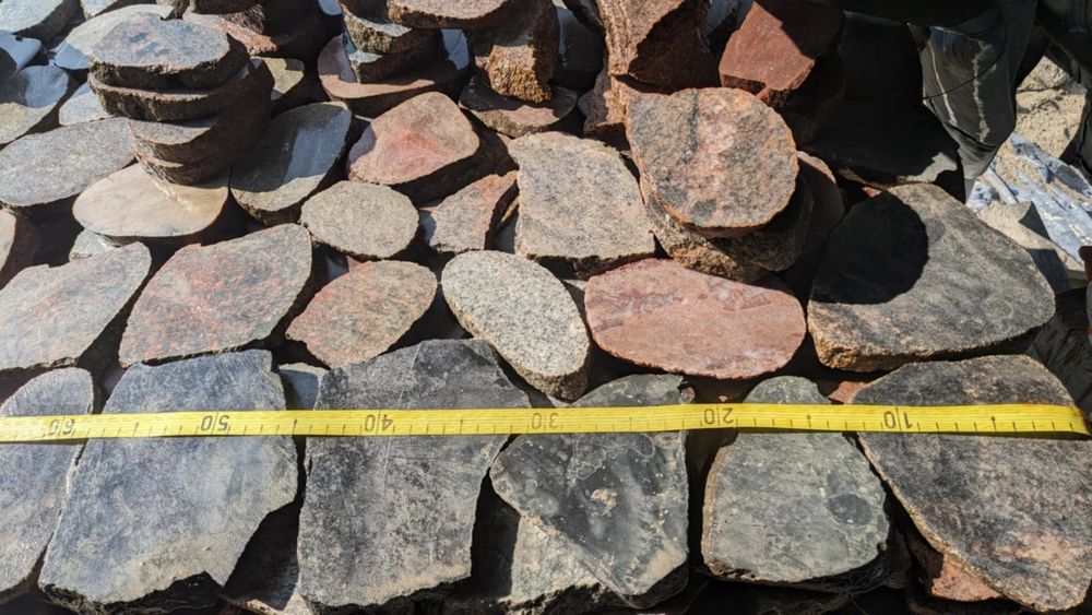 Kamień polny cięty na ścieżkę w ogrodzie podjazd alternatywa kostki