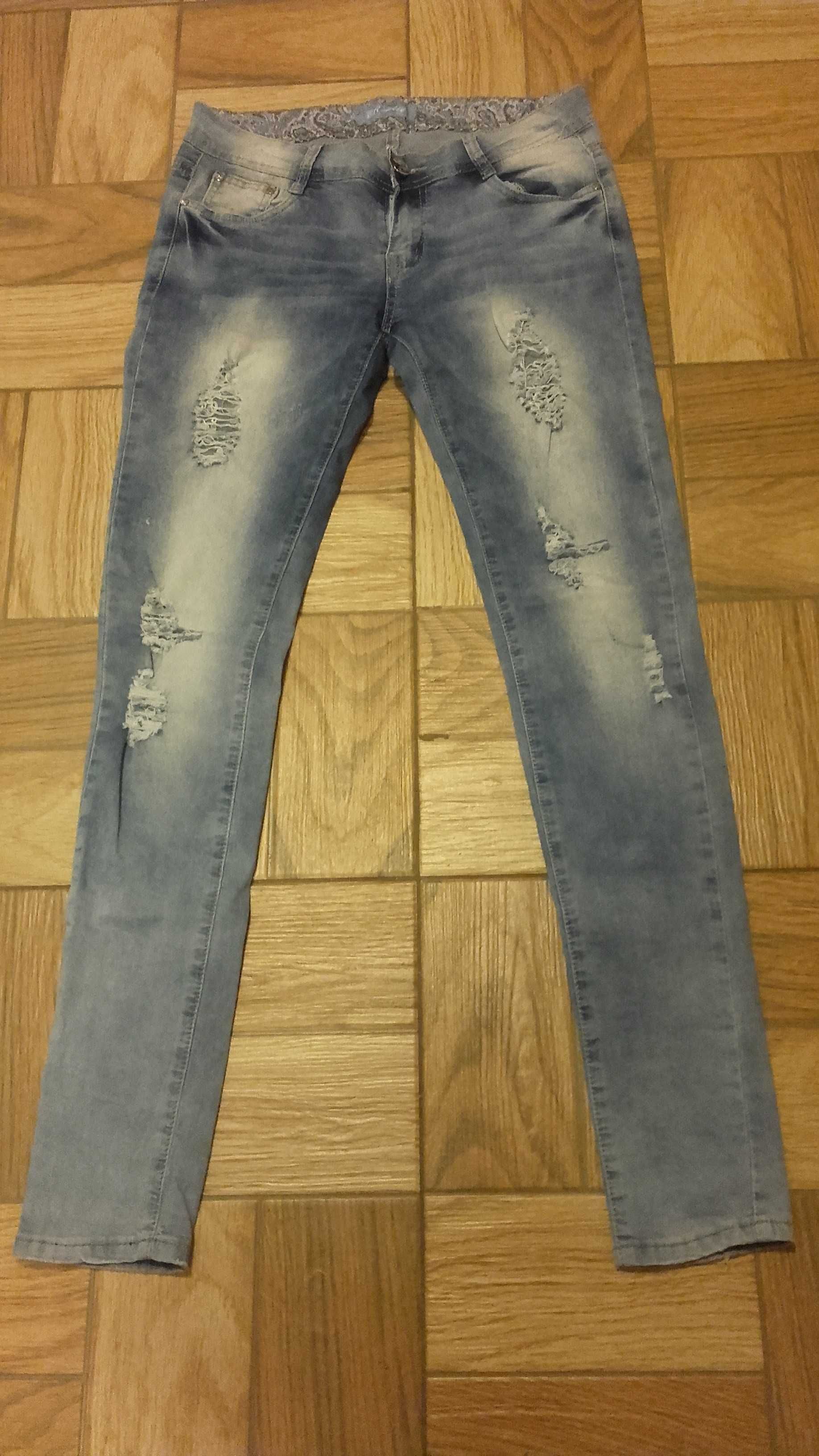Spodnie jeansowe z dziurami w bardzo dobrym stanie!