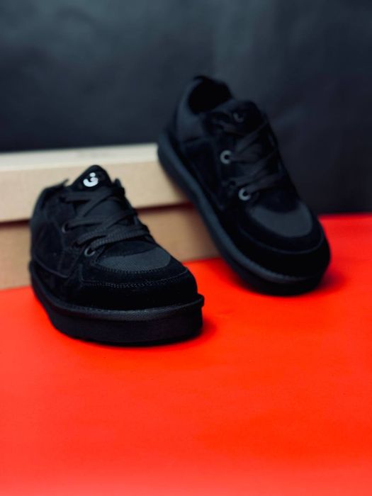 Женские кроссовки чёрные UGG Lowmel Black на меху