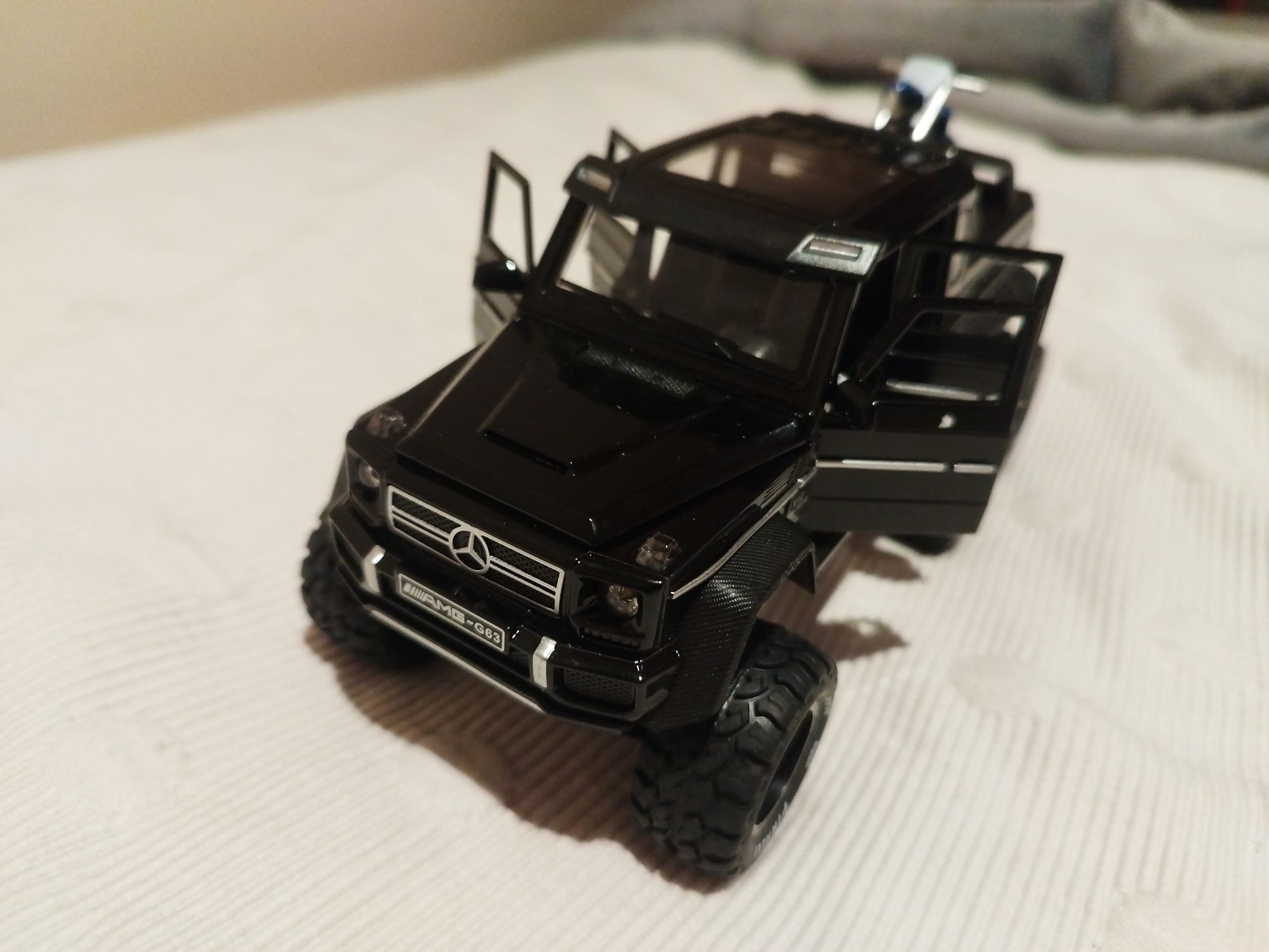 Minatura Mercedes G63 6x6 1:28