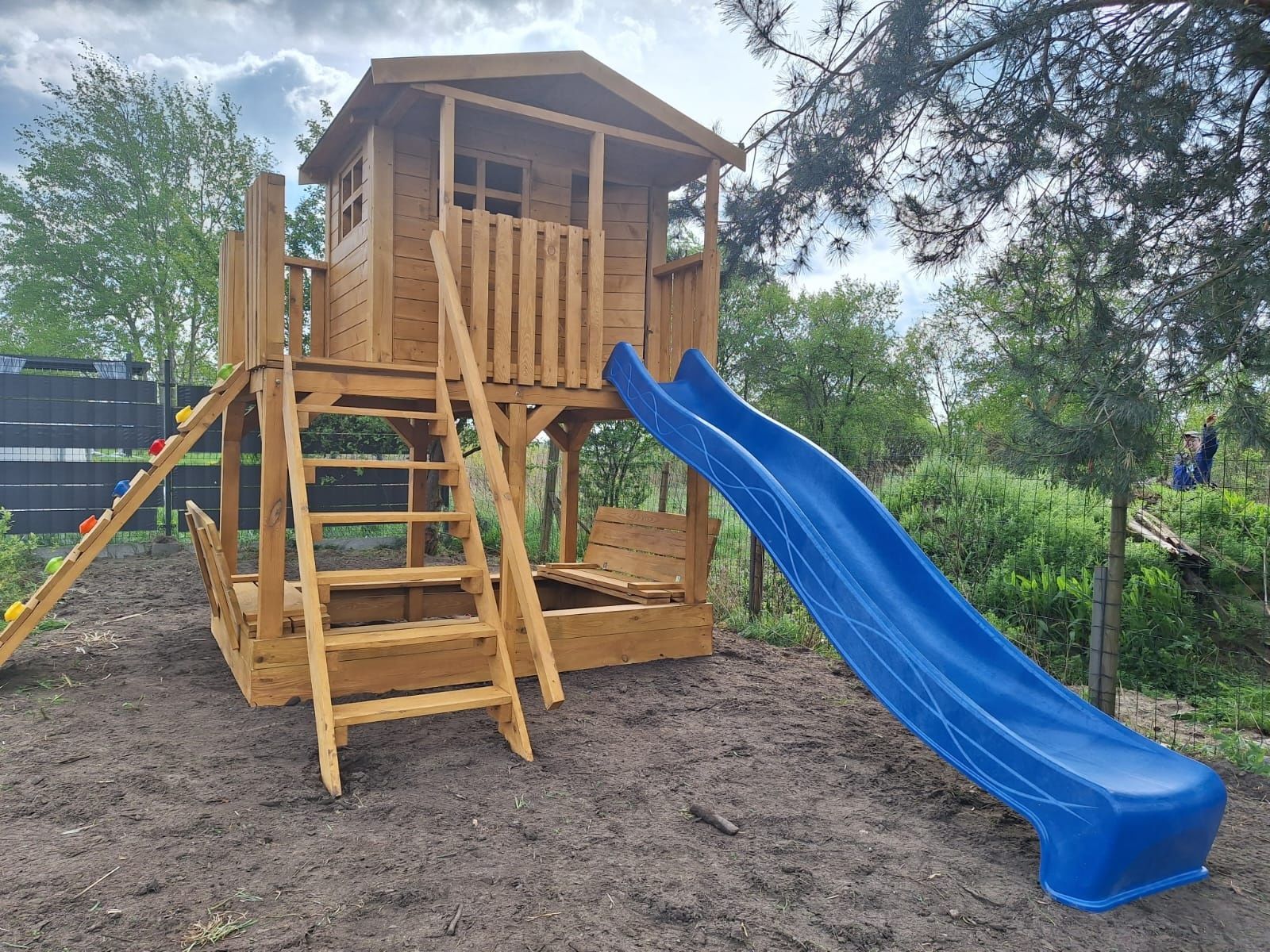 Plac zabaw model Jagoda zjezdzalnia piaskownica huśtawki wspinaczka
