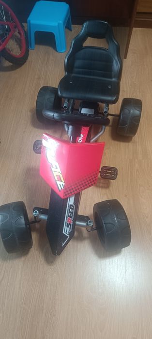 Carro de passeio a pedais
