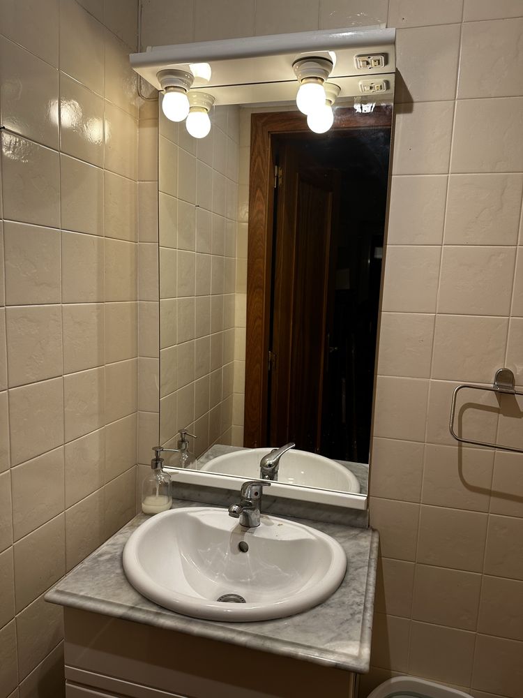 Movel de casa de banho e espelho