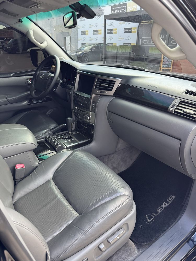 Lexus LX 570 5.7 газ/бензин black edition