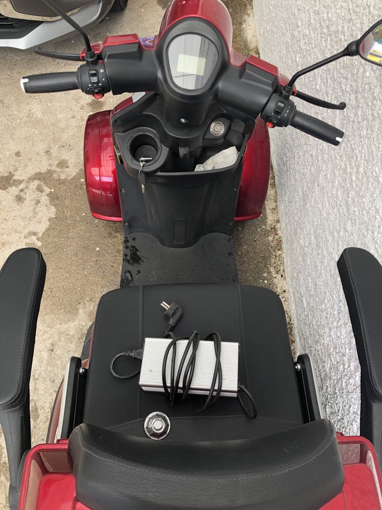 Scoter de mobilidade reduzida 4 rodas vermelha
