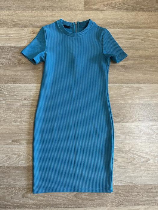 Сукня голубого кольору.