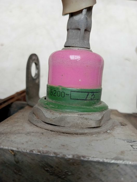 Збірка з шести діодів В200 з радіаторами та ізоляторами.