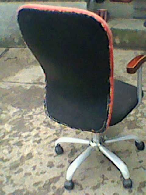 Продам стілець поворотний.