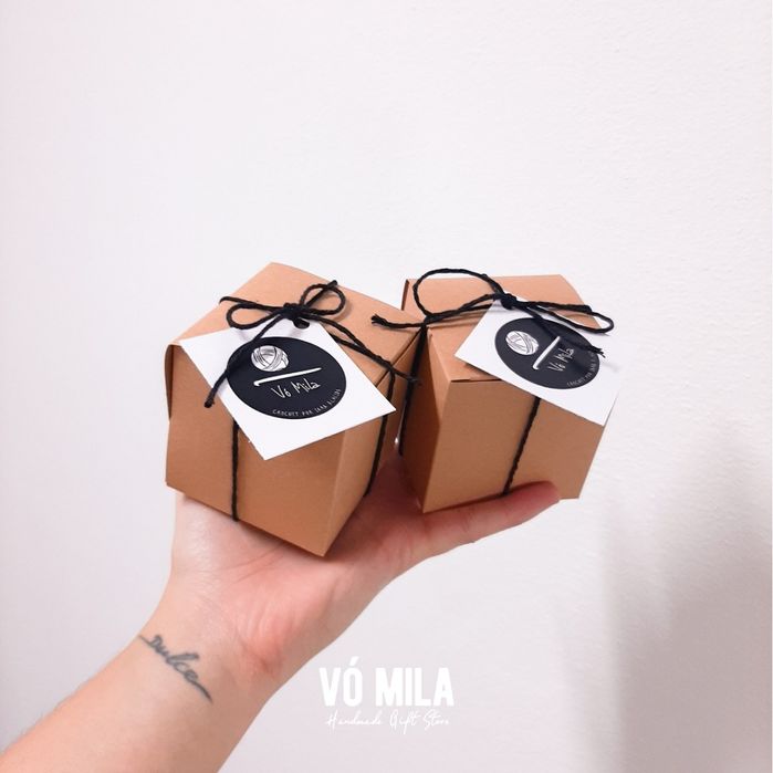 Mini presépio feito em croche, com base de madeira