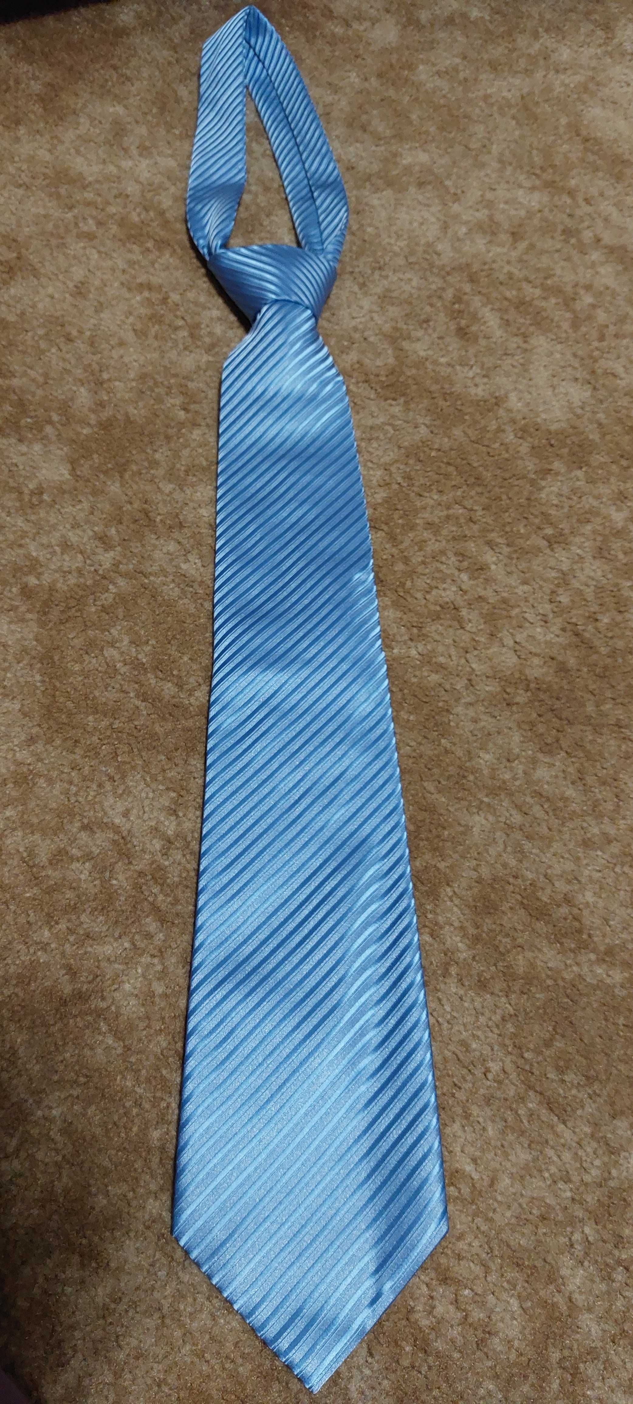 Krawat w błękitne pasy