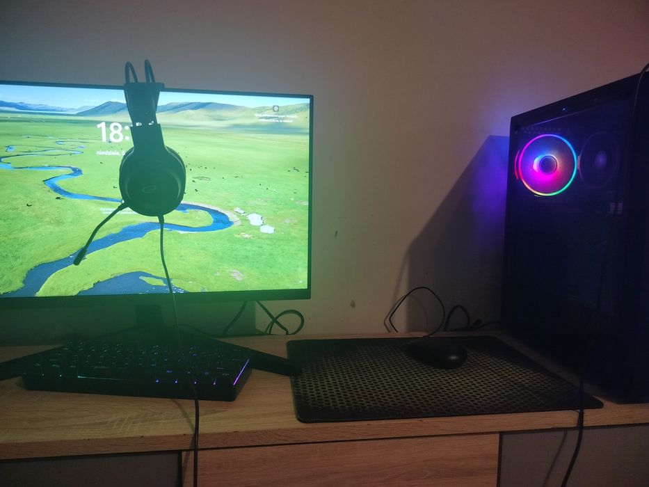 Zestaw komputerowy komputer, monitor ,słuchawki ,myszka i podkładka