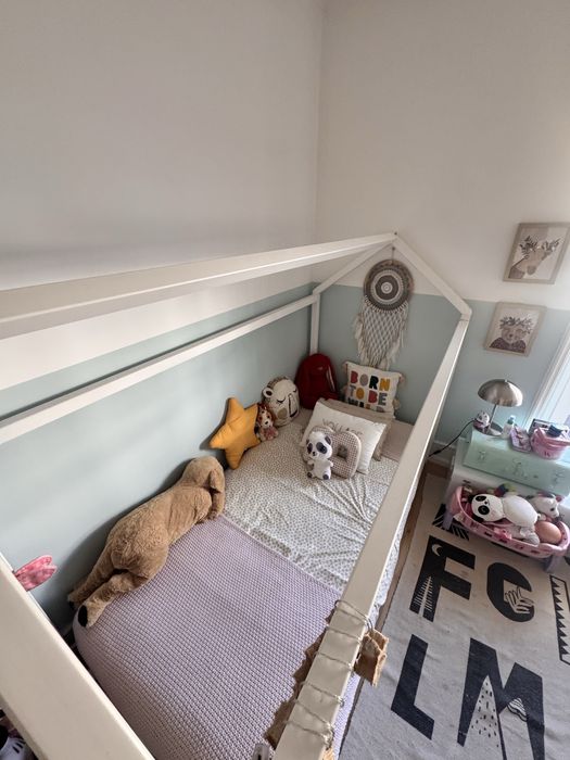 Cama branca tipo casa Montessori