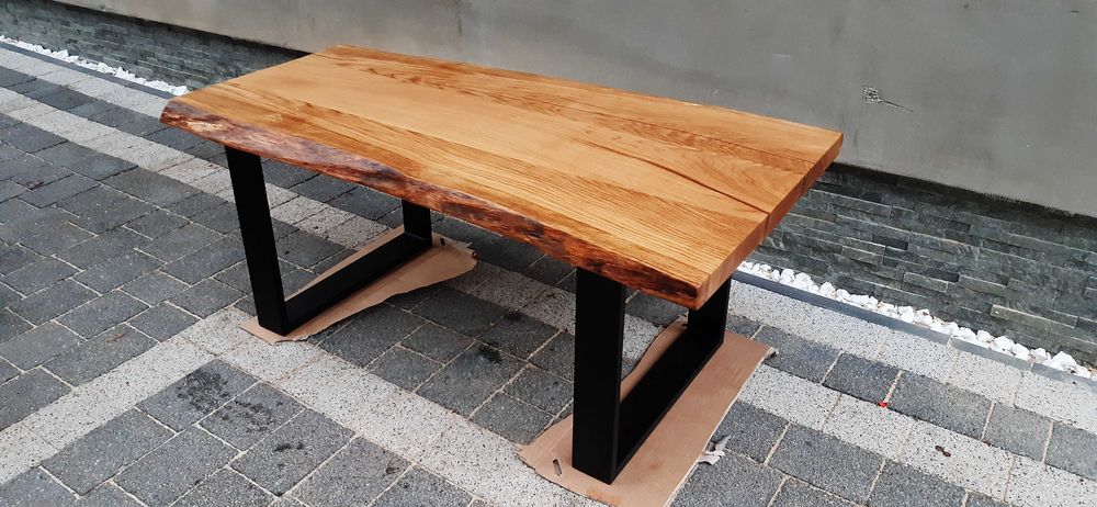 Stół dębowy loft z żywą krawędzią – naturalne drewno i stal live edge