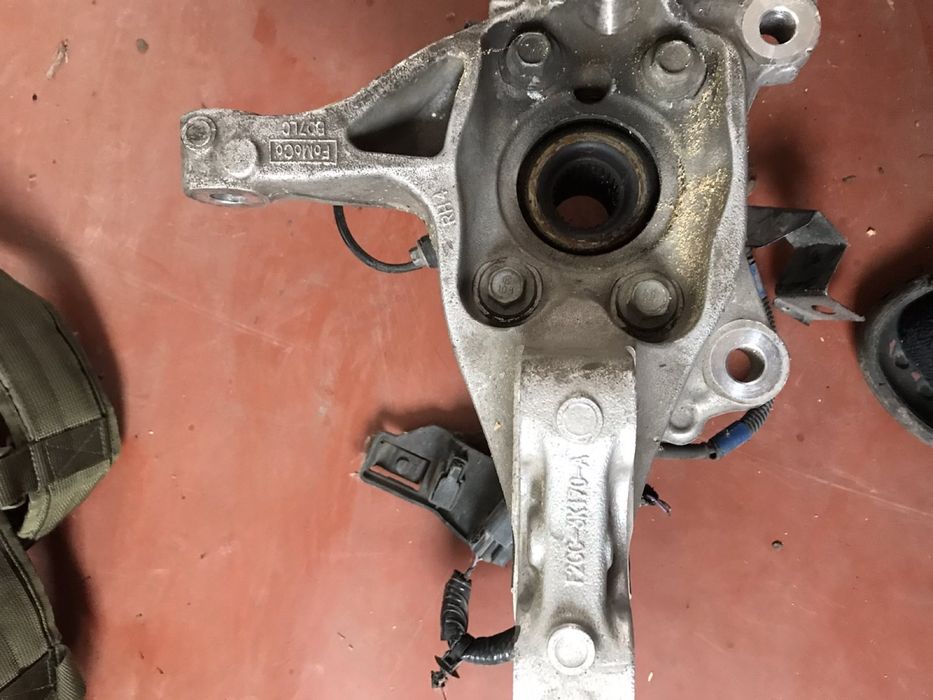 Продам цапфу поворотный кулак со ступицей правую ford edge