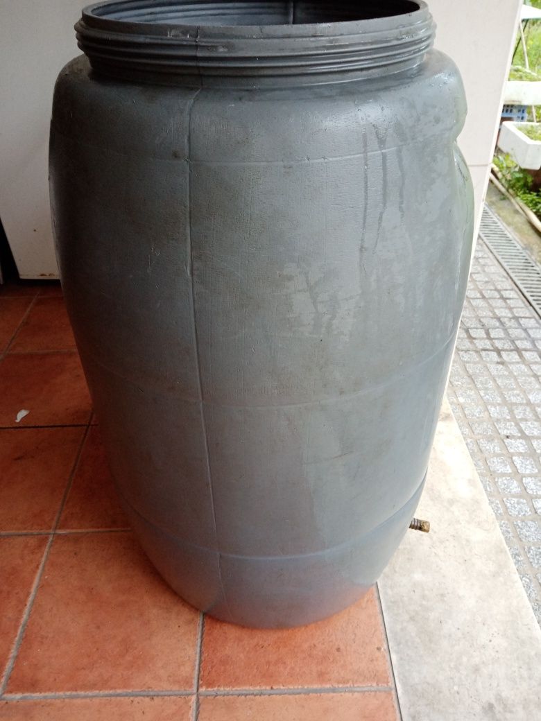 Deposito com capacidade de 250 litros