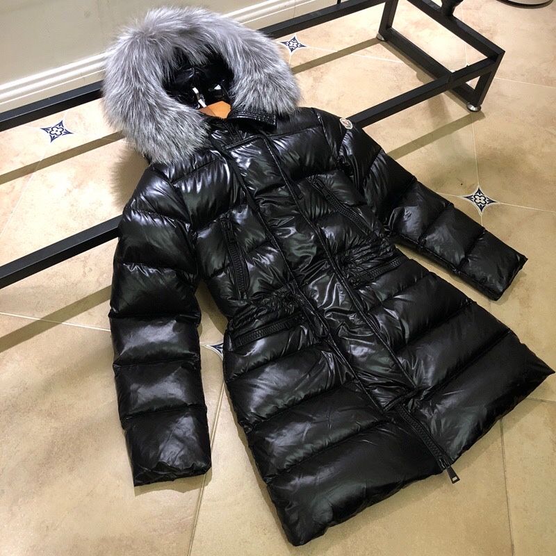 Пуховики с натур мехом чернобурки Moncler XS,S,M