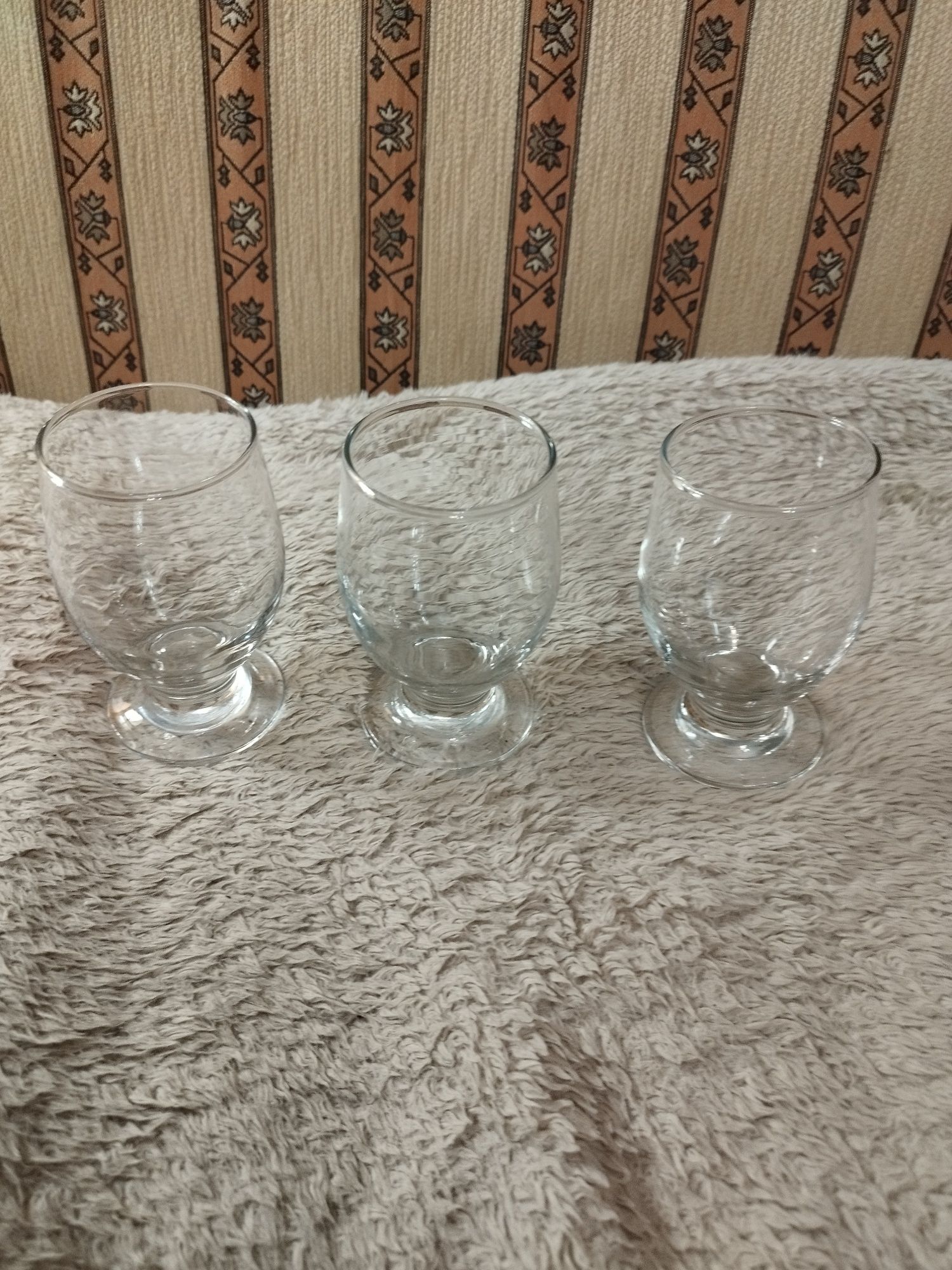 Trzy szklane szklaneczki do napojów