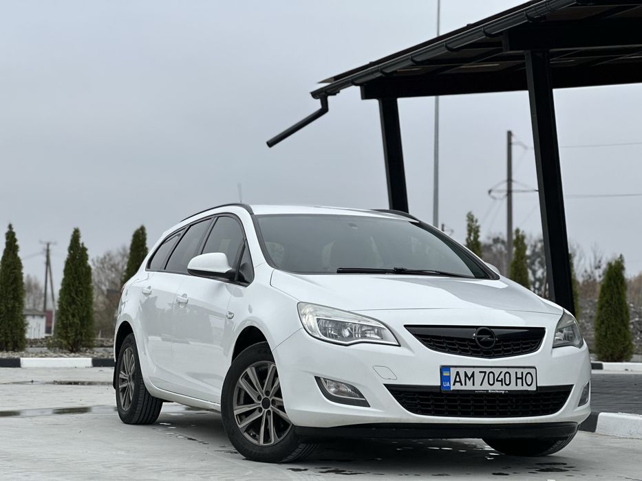 Opel Astra j автомобіль в чудовому стані