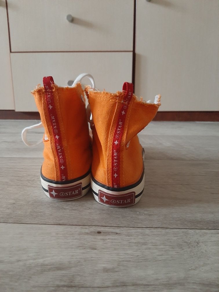 Модные кеды Converse оранжевого цвета.