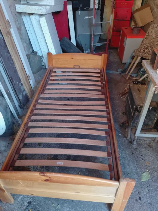 Łóżko drewniane z podnoszonym oparciem