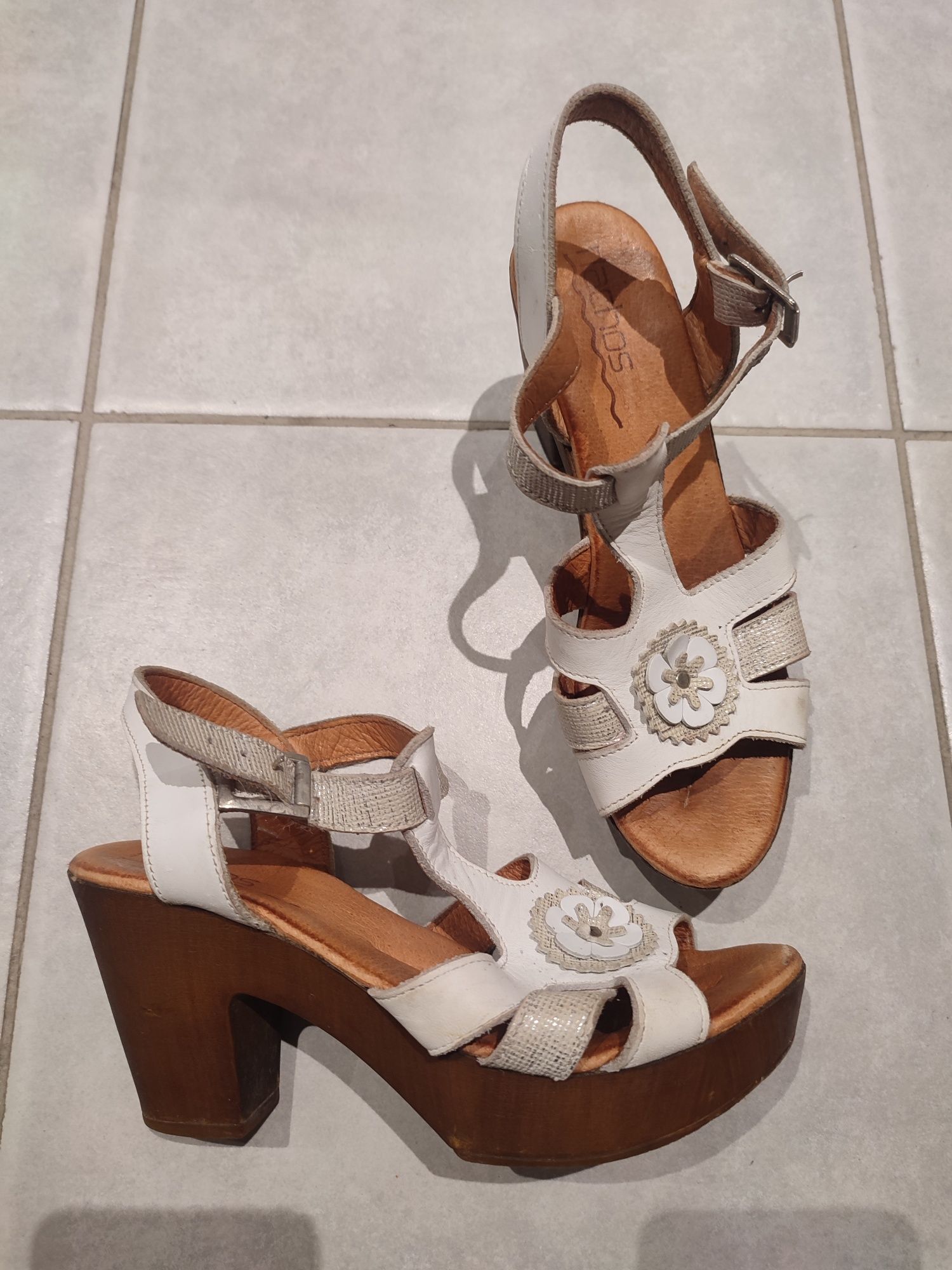 Sapatos brancos e bejes