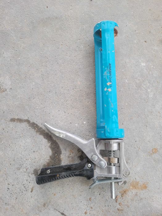Pistolet do kleju, silikonu, akrylu. Metalowy. Wytrzymały.