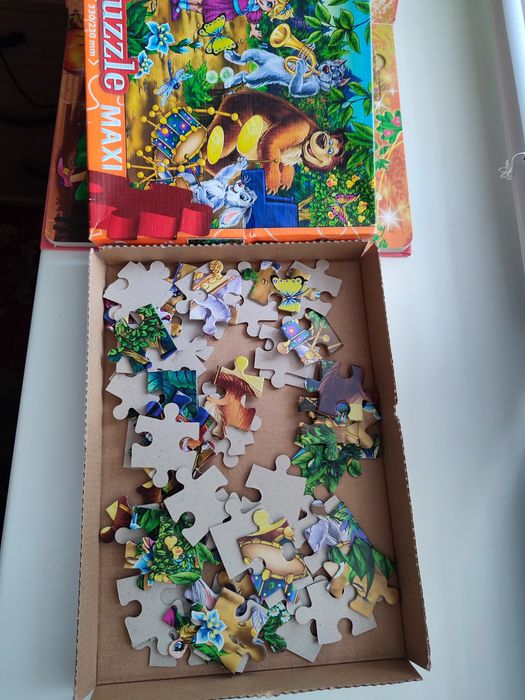 Набор пазлы книга шесть штук и один набор в коробке. Принцессы и Маша