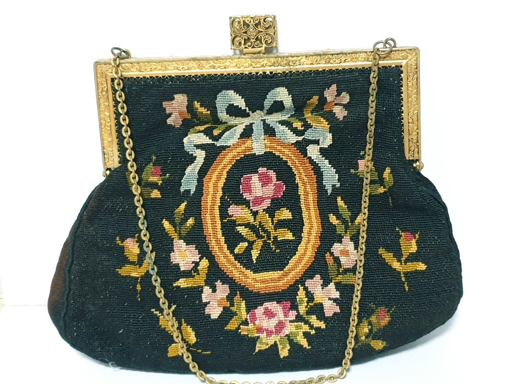 Linda antiga mala de Senhora bordada de "petit point"