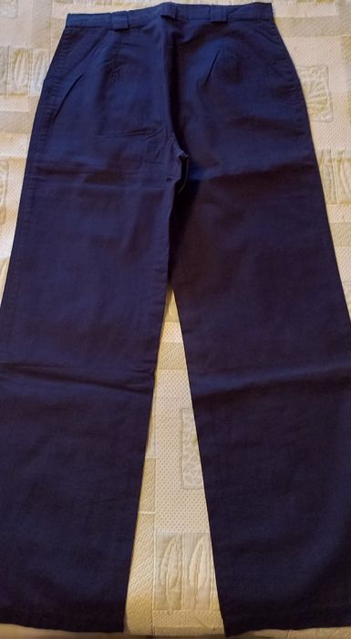 2 Calças, 1 azul escuro de Ricardo Santiago e 1 estampada
