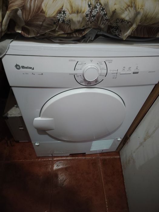 Máquina de secar roupa como nova ainda com plástico