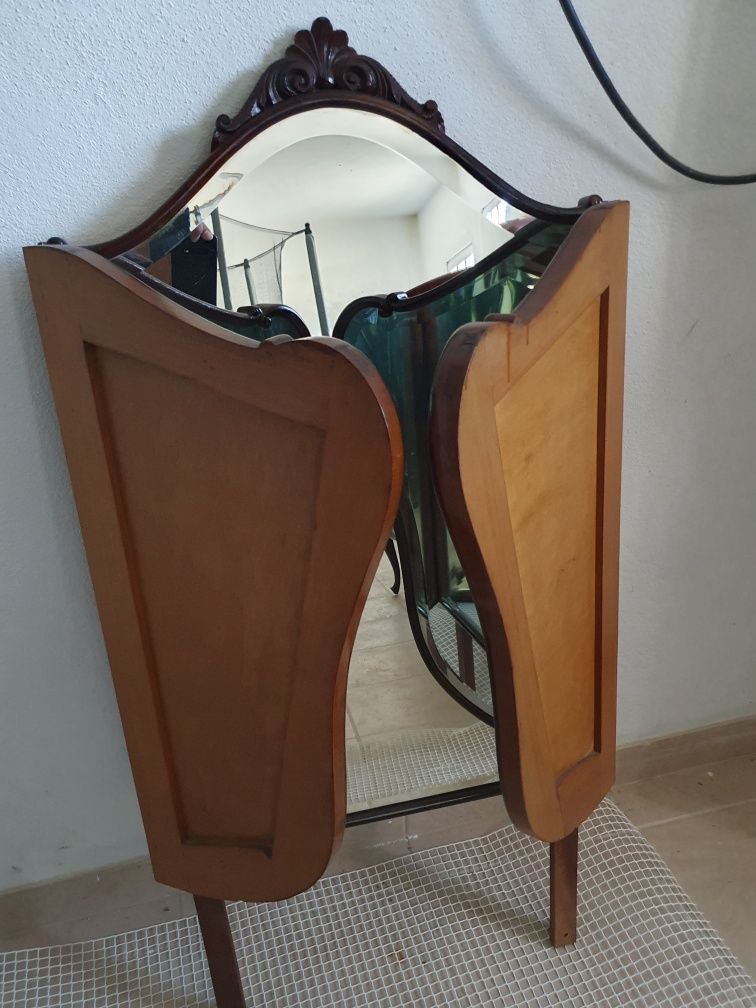 Espelho grande dividido em 3 partes