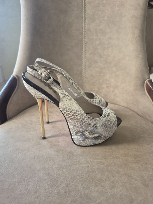 Босоніжки на каблучку.