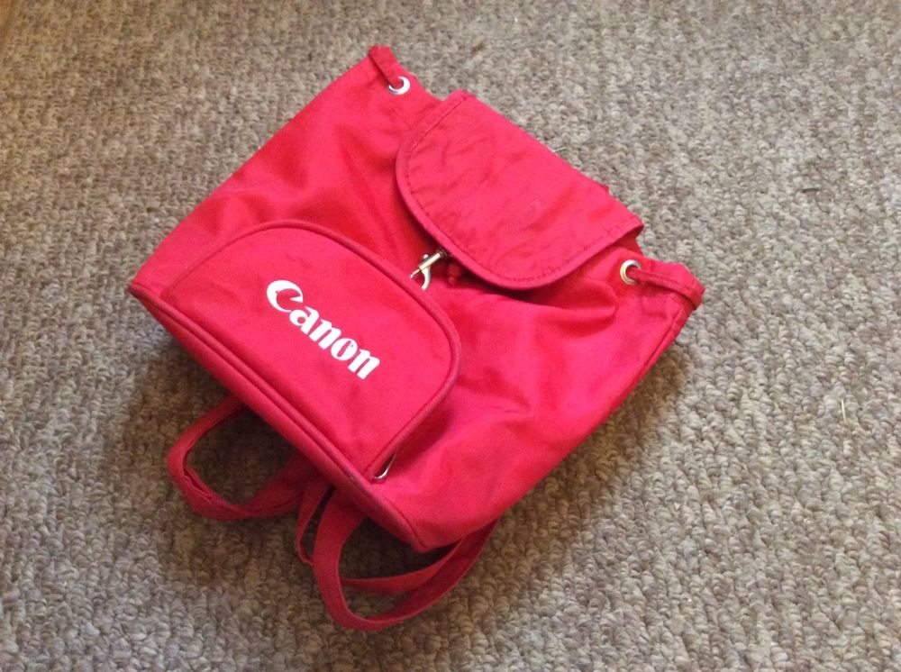 Красный рюкзак Canon