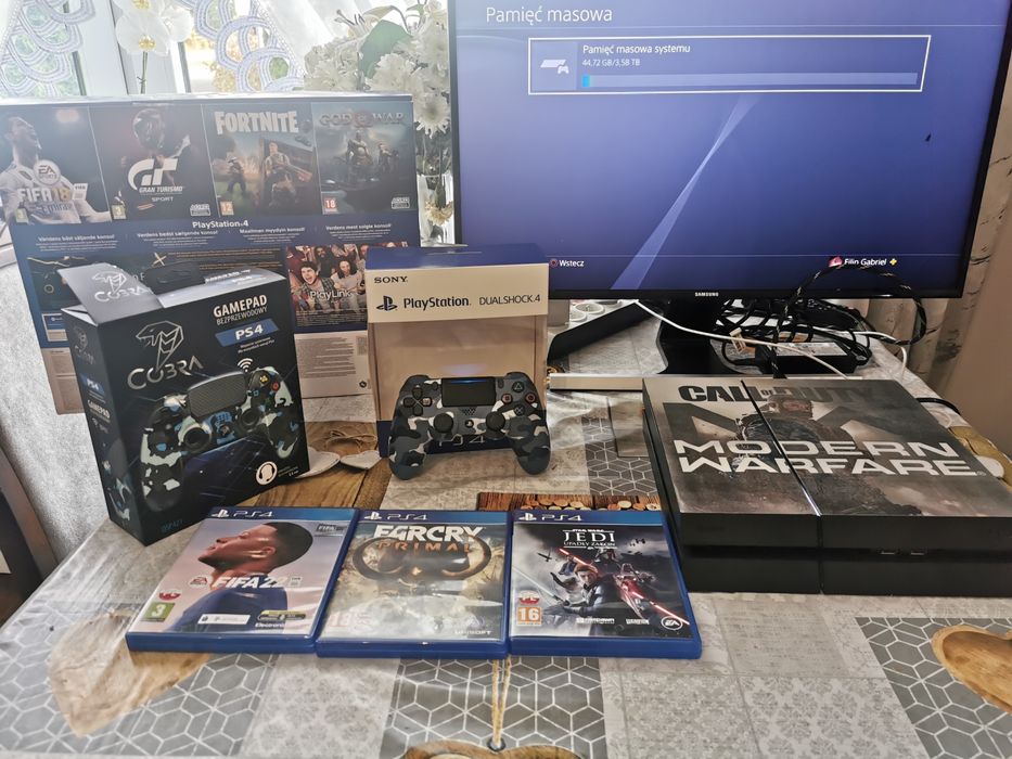 PlayStation 4 dysk Ssd 4 T dwa pady gry mega sprzęt
