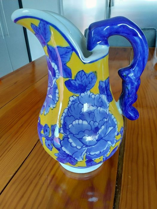Jarro novo, em faiança em tons de amarelo, azul e branco