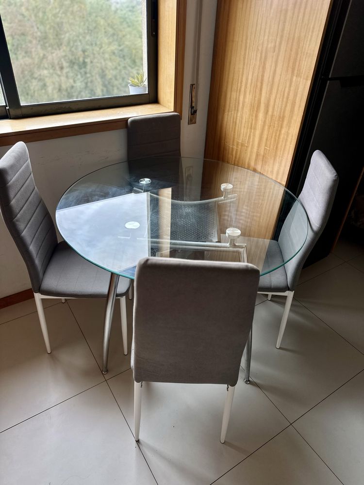 Mesa de jantar em vidro ( LEIA O ANUNCIO )