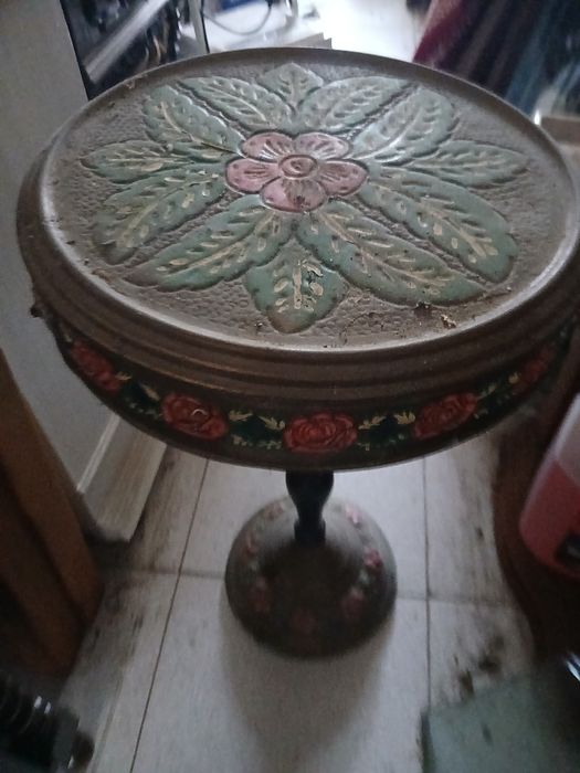 Mesinha redonda em latao antiga mede 60 altura x 30 diametro com 3 pec