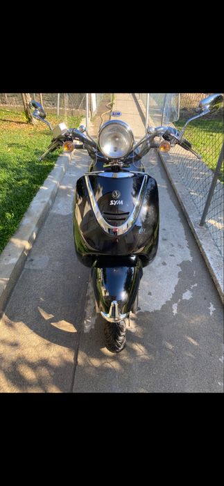 Vedo moto 125 como nova e bem estimada