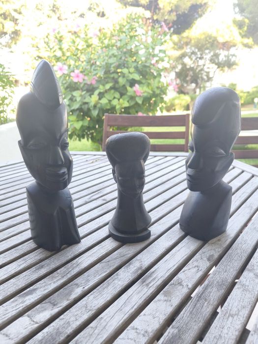 Bonecos em pau preto