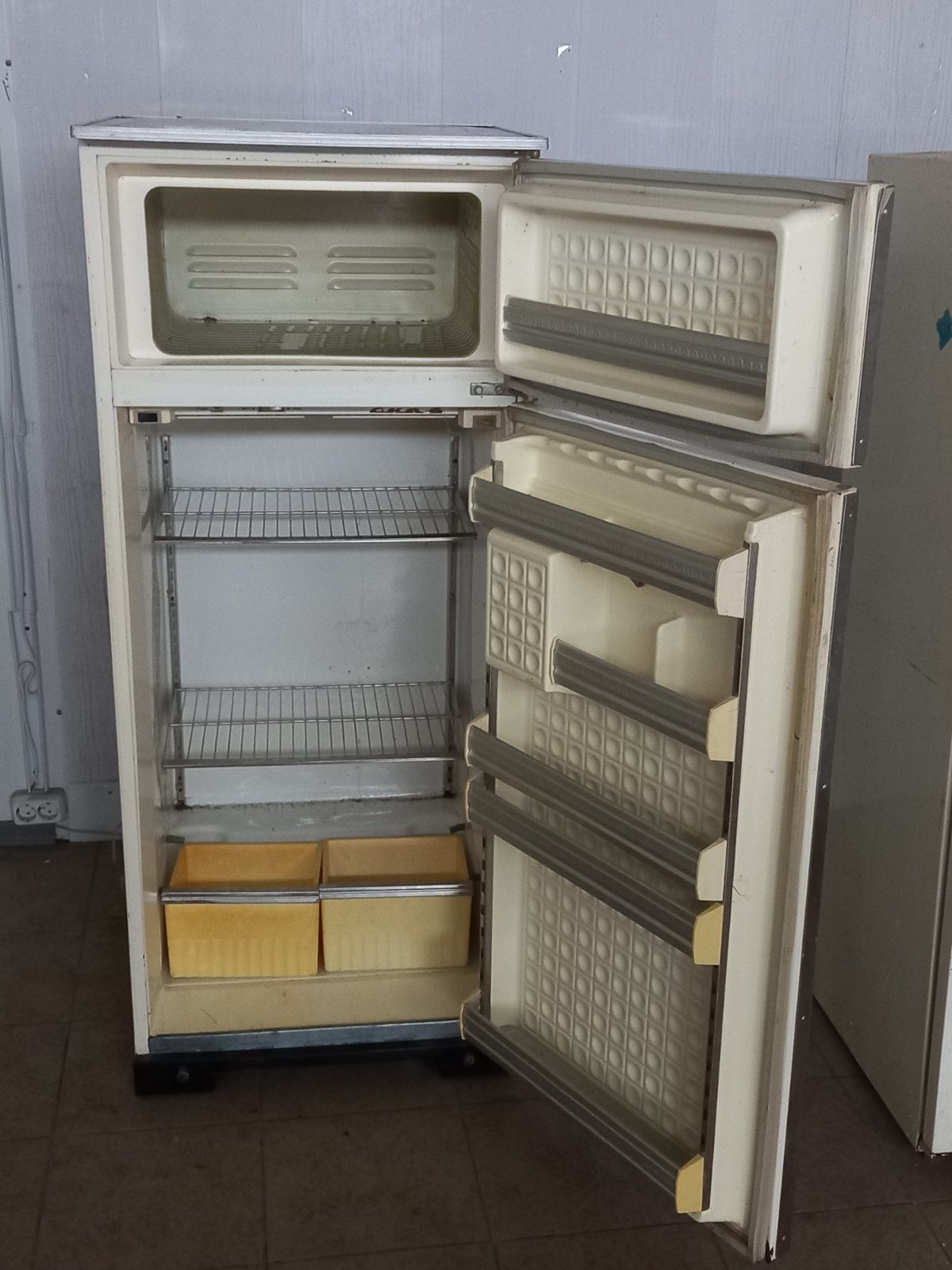 Утилизация нерабочих холодильников.