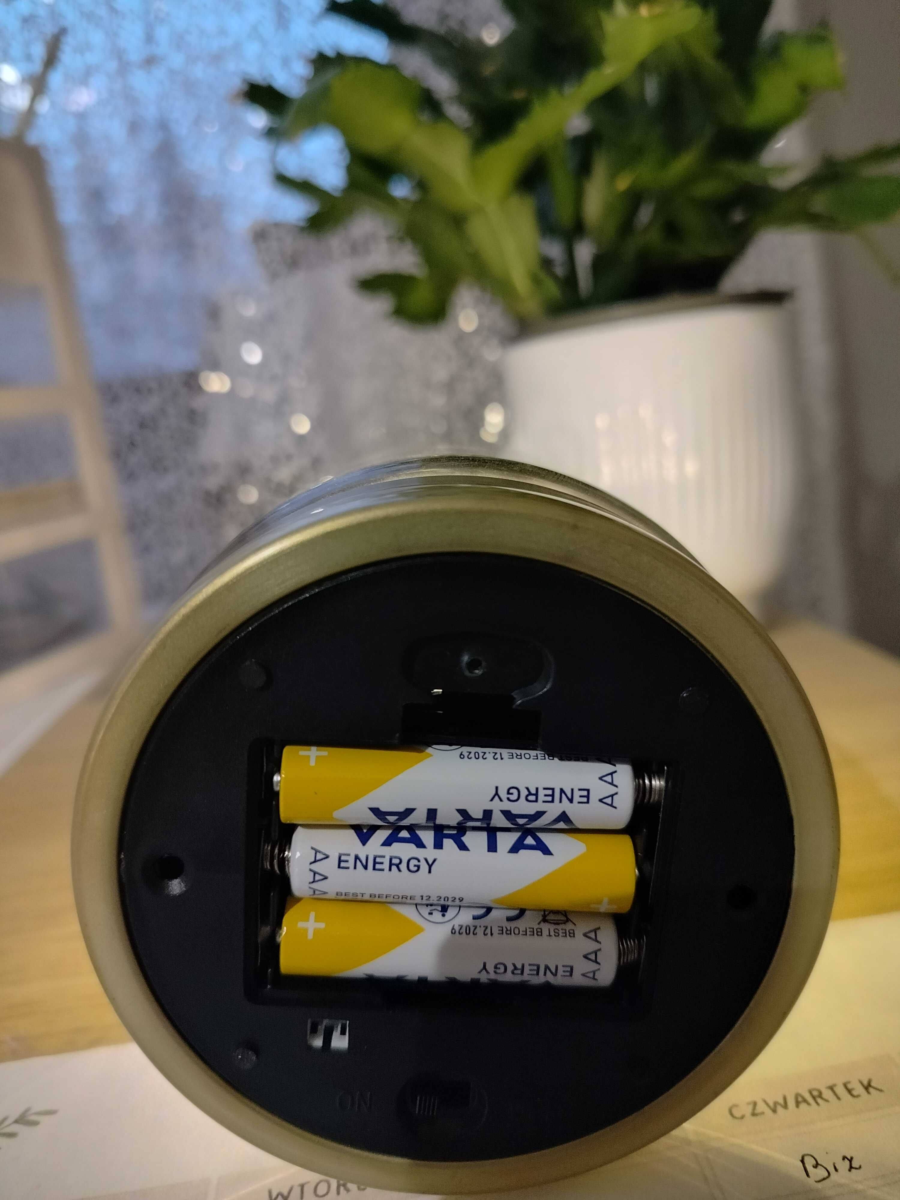 Lampka nocna na baterie.