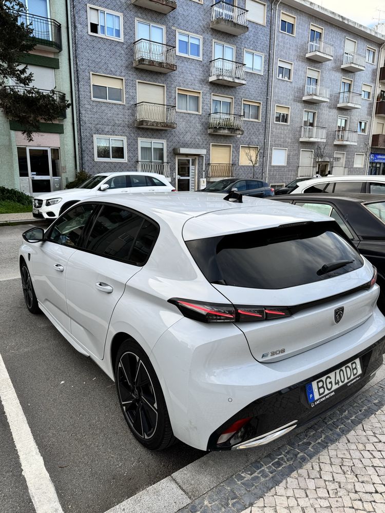 Peugeot e-308 como novo Dezembro 2023. Autonomia até 420km. Nacional