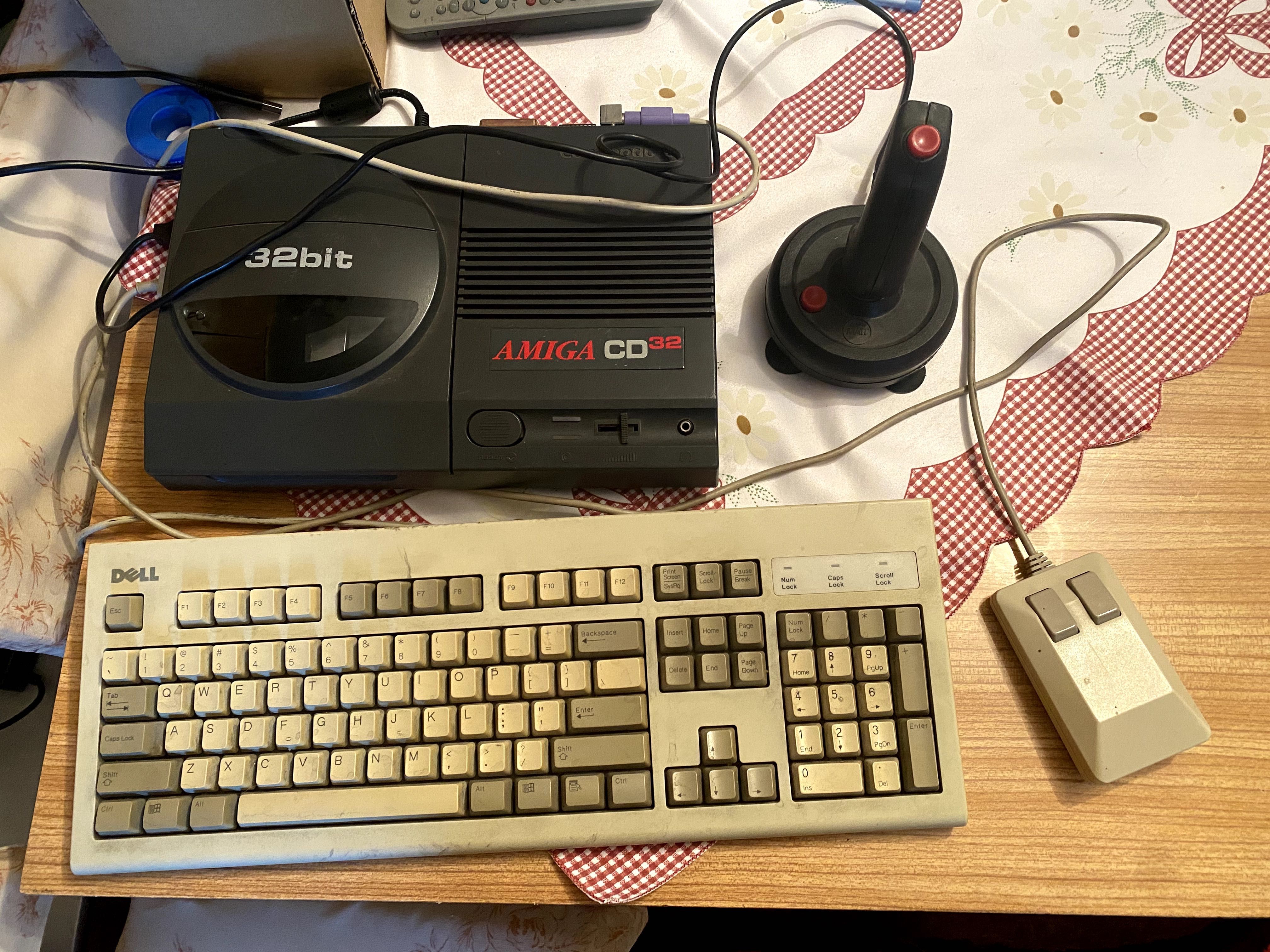 Amiga CD 32 + Terrible Fire + CF workbench gry programy