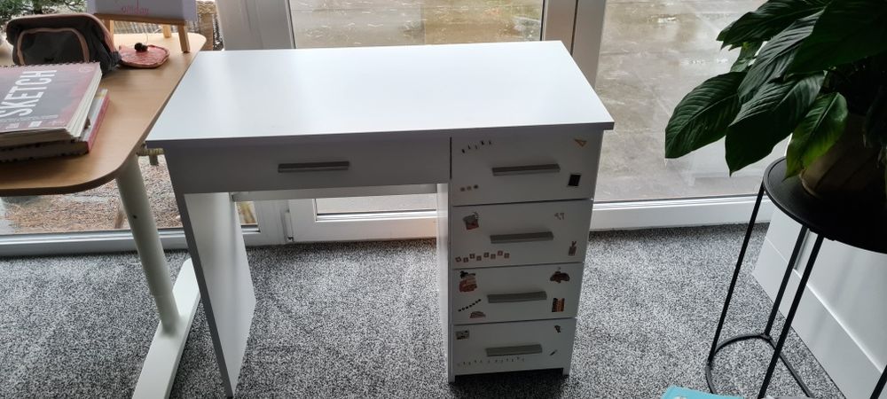 Białe biurko dziecięce niewielkie rozmiary funkcjonalne