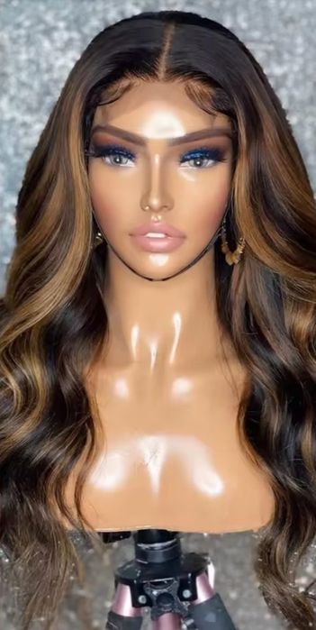 Piękna peruka lace front czekolada z miodowymi pasmami.