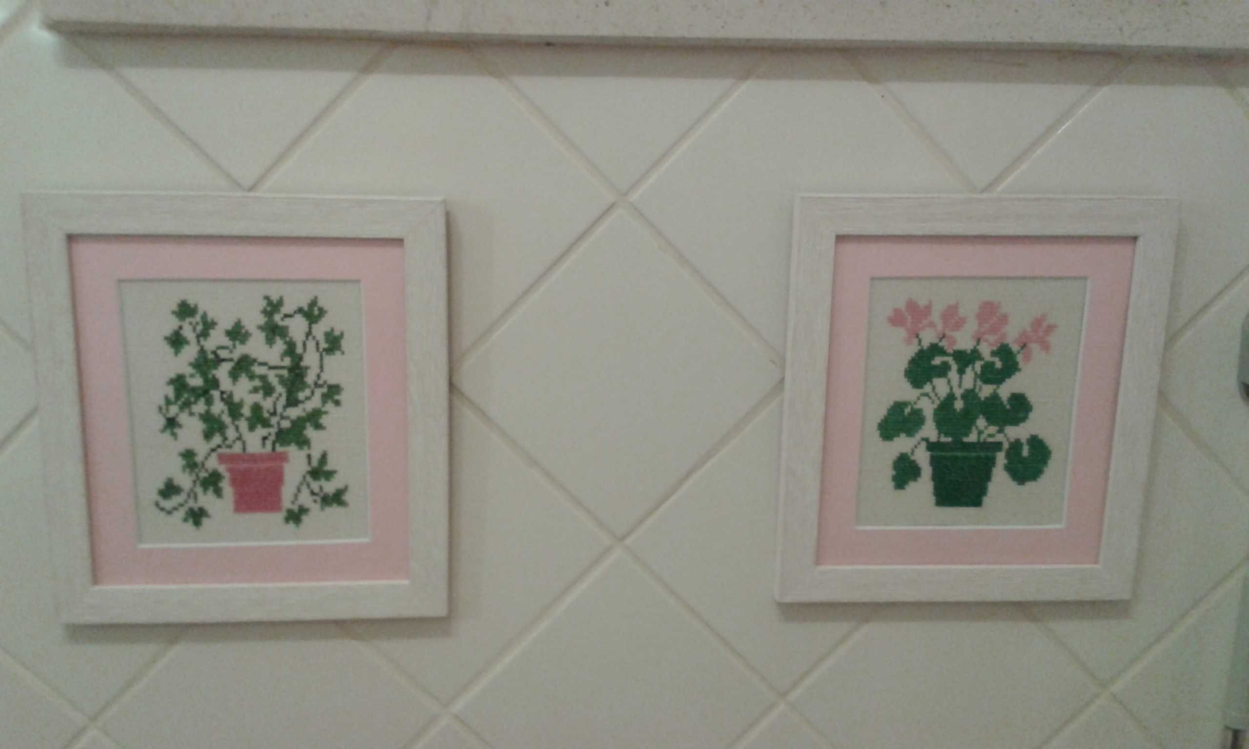 2 Quadros Ponto Cruz, tons rosa e verde